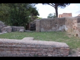 03034 ostia - castrum - decumanus maximus - caseggiato del portico delle mura del castrum (i,i,4) - erster laden - bli ri westen - 09-2022.jpg